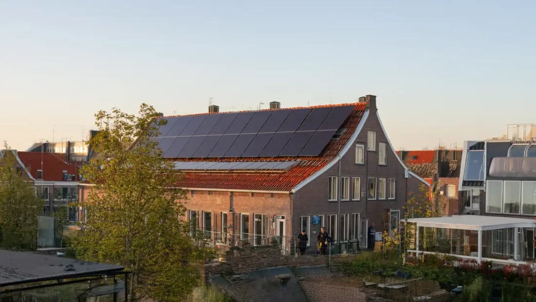 Zonnepanelen dakopbouw saldering 2027: gevolgen &