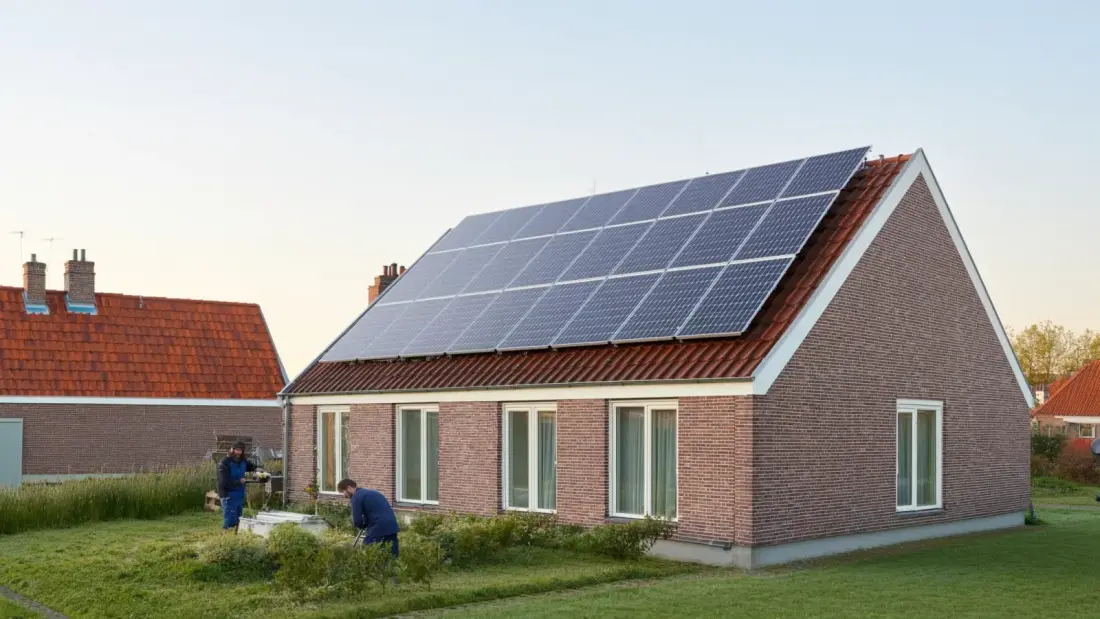 Zonnepanelen saldering tussenwoning 2027: gevolgen &