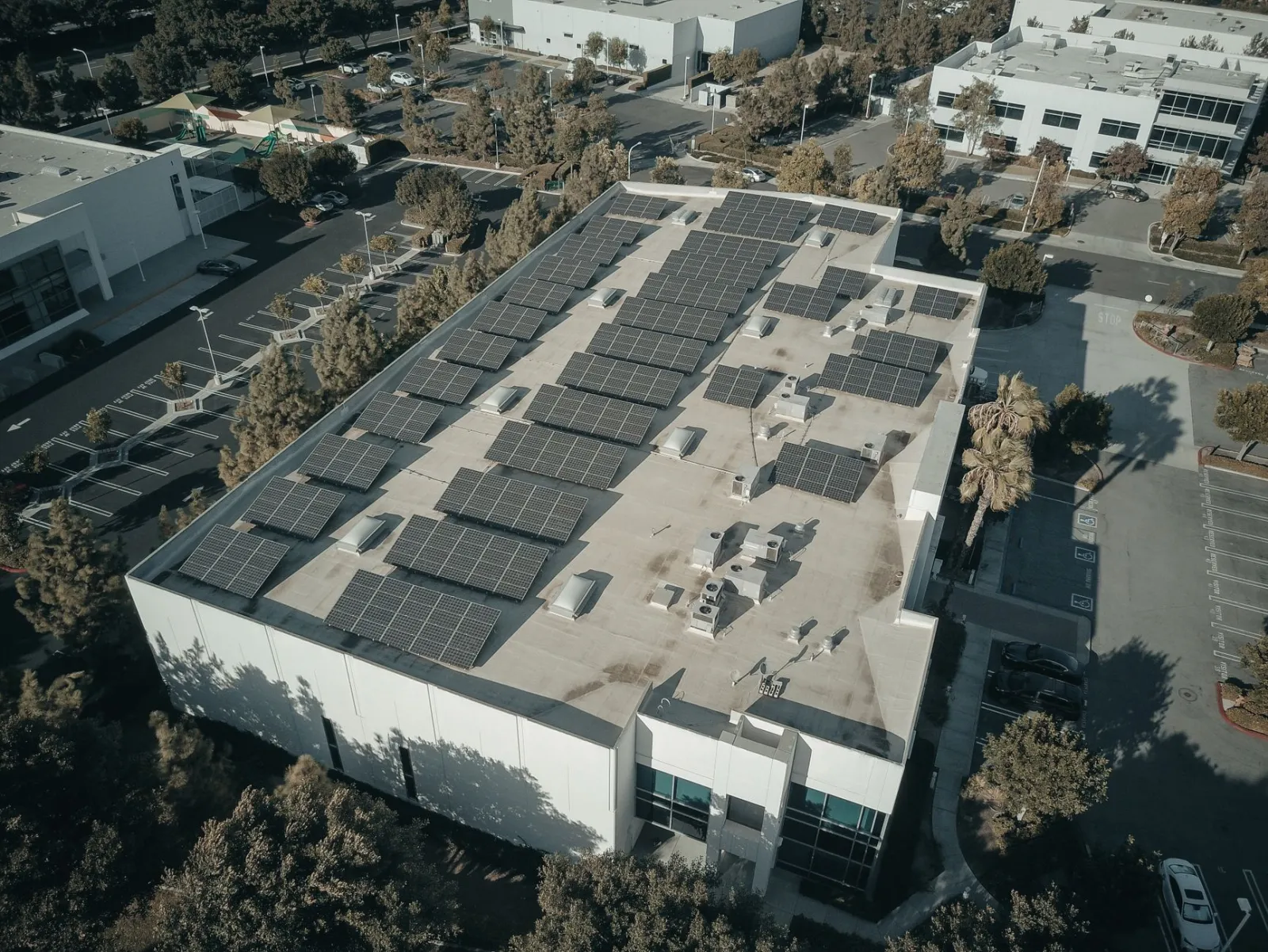 Zonnepanelen Saldering Zakelijk 2027: MKB Gids